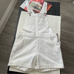 Size S Gap Denim Overall White Shorts  In excellent pre-owned condition. Gently